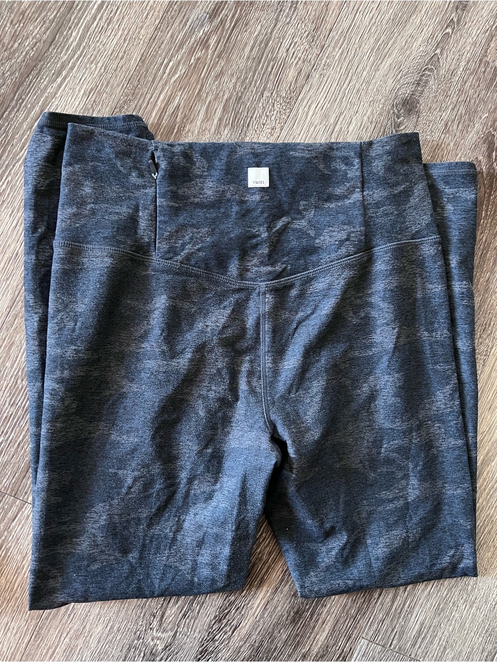 Vuori Elevation Legging Size S in Black Camo